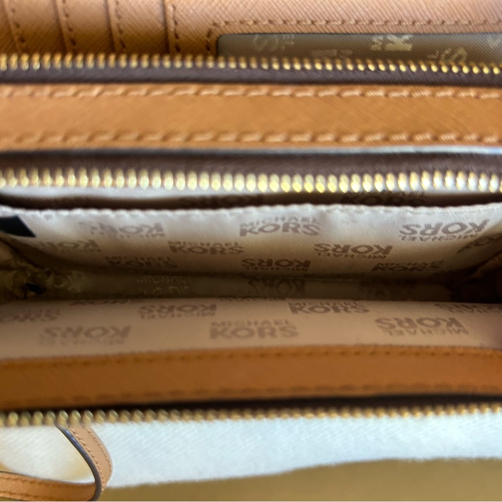 Side purse small but fits my iPhone 11 - Picture 3 of 5